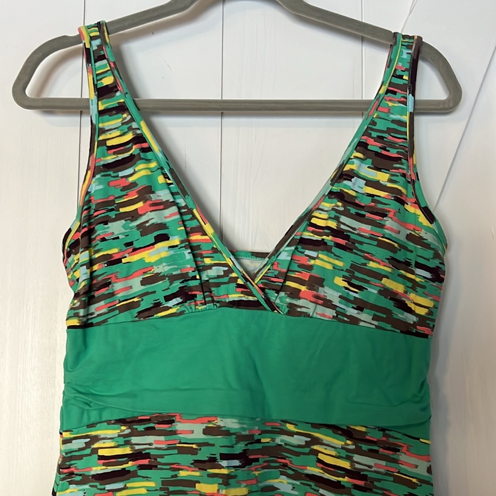 Patagonia sundress-sporty & flattering! These colors really POP! Size M - Picture 2 of 5